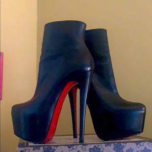 Christian Louboutin Daf Booty. 160 Shiny Calf